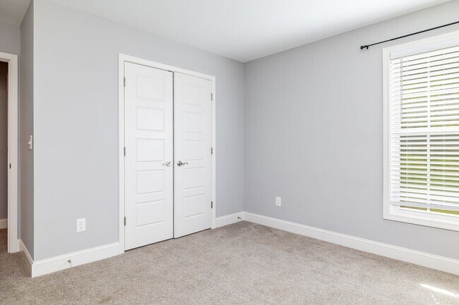 Building Photo - Maryville 37801 - 4 bedroom, 2.5 bath home...