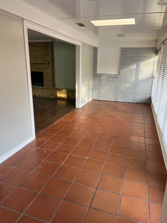 Building Photo - 2411 Clayton Ln