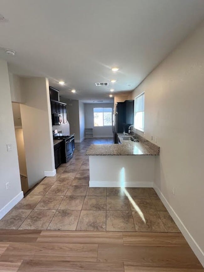 Building Photo - Freshly Painted Larger End Unit Condo for Rent!