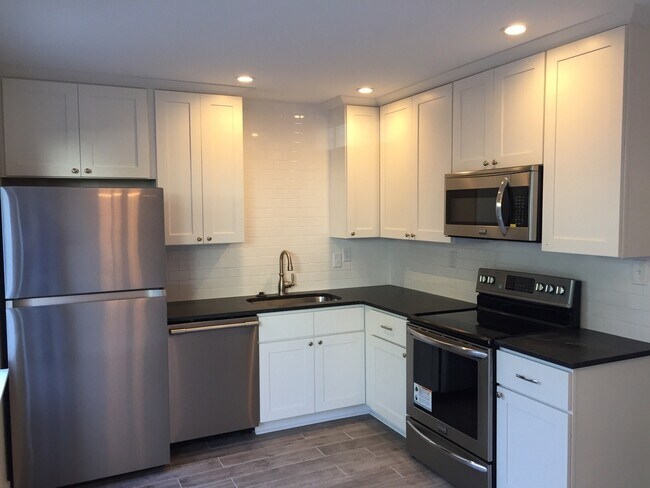 Building Photo - 2 Bedroom 1.5 Bath Townhouse - Downtown Charleston