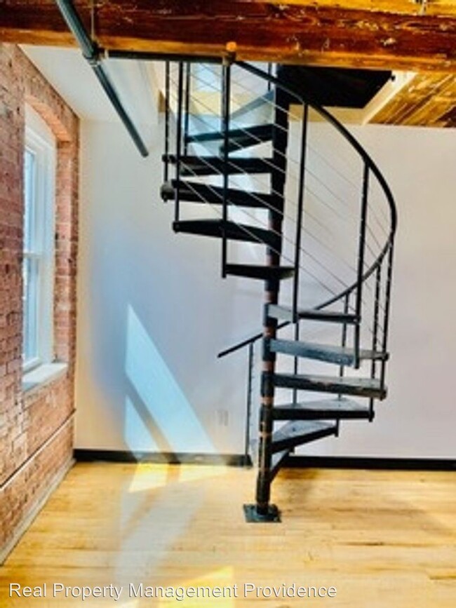 Building Photo - 548 Roosevelt Ave