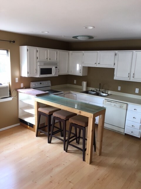 Building Photo - 1 Bedroom Condo in Great Location!