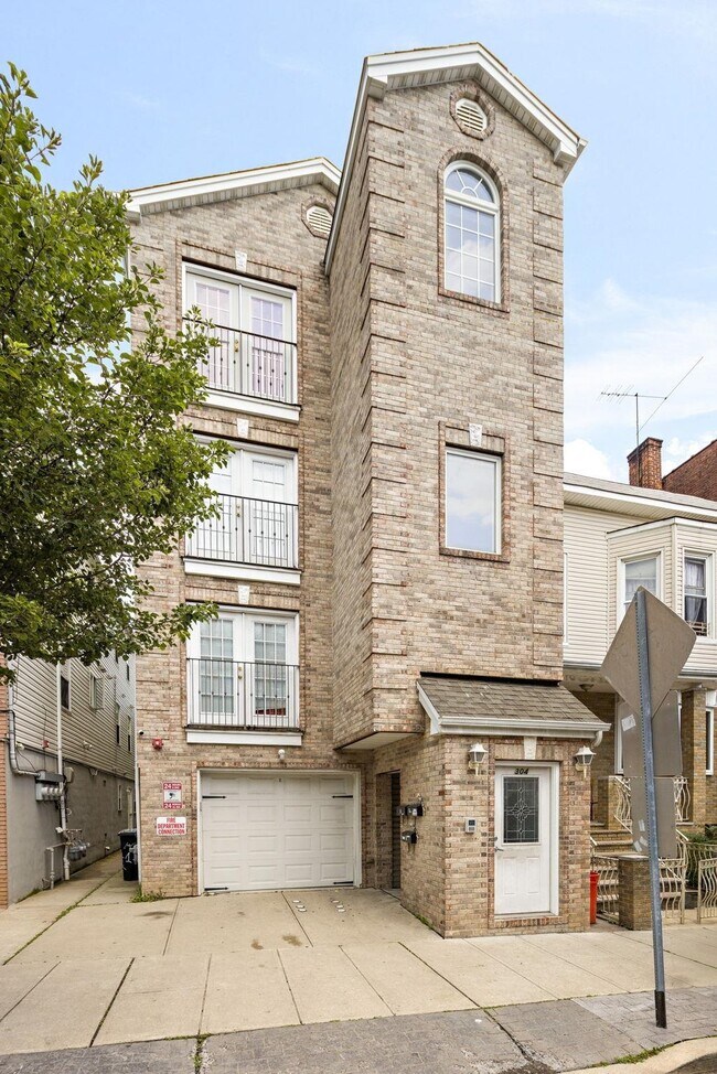 Building Photo - 304 49th St