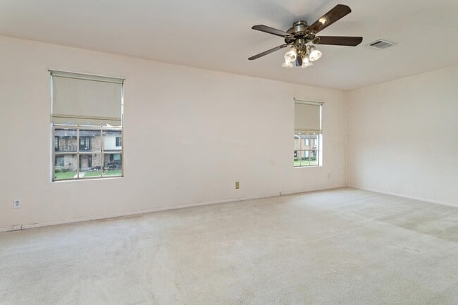 Building Photo - 5960 Townhouse Ln