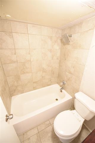 Building Photo - 3820 7 Gables St