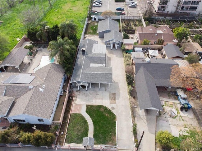 Building Photo - 10065 Arleta Ave