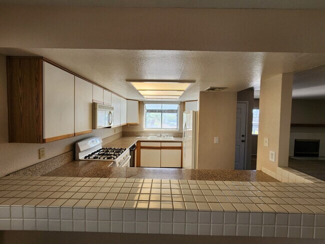 Building Photo - Lovely 2 Bed 2 Bath Downstairs Condo in Gr...