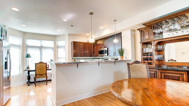 Building Photo - 317 Montrose St