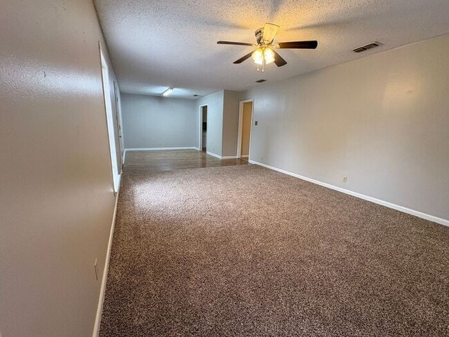 Building Photo - 3 Bedroom 2 Bath *Upstairs* Apartment in S...