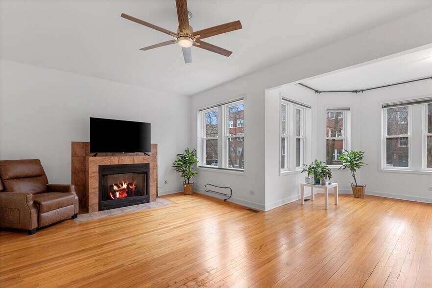 Primary Photo - 6445 N Greenview Ave