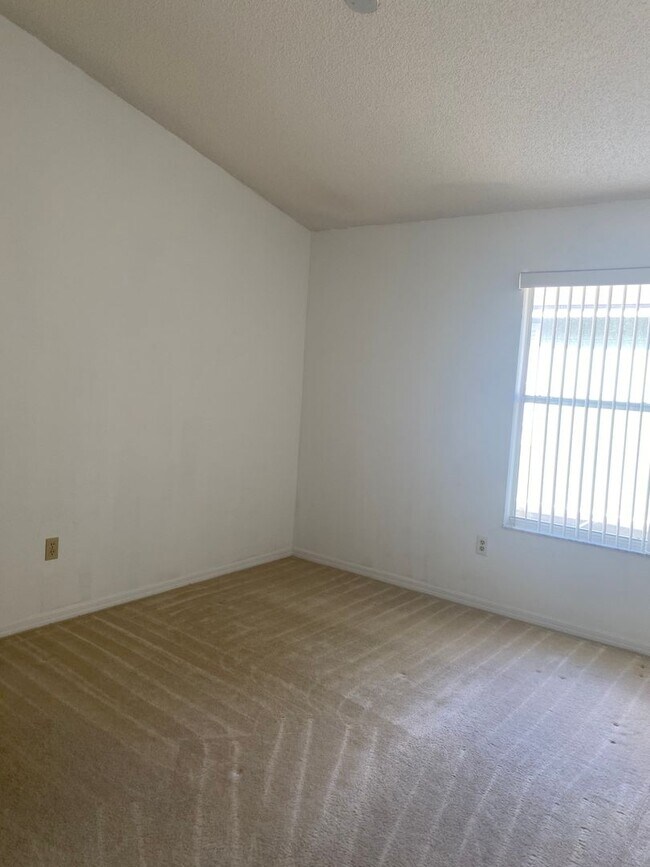 Building Photo - Spacious 3 Bedroom's, 2.5 bath condo in Lakeview Village.