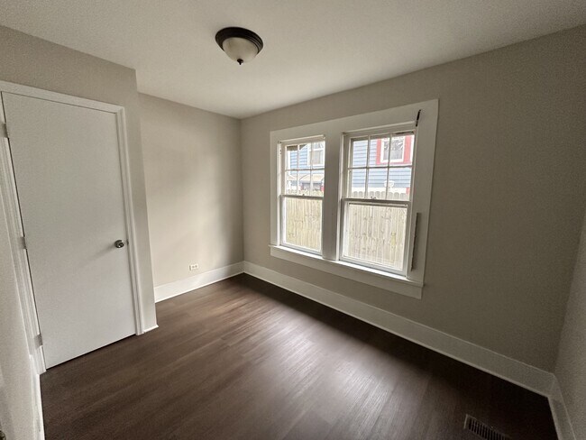 Building Photo - 1249 Waverly St