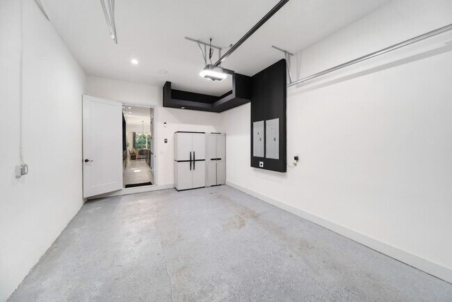 Building Photo - 1621 NE 4th Pl