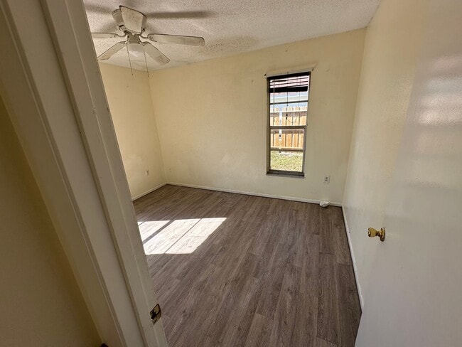 Building Photo - Spacious 4-Bed Pool Home in Gulf Gate East - Available Now!