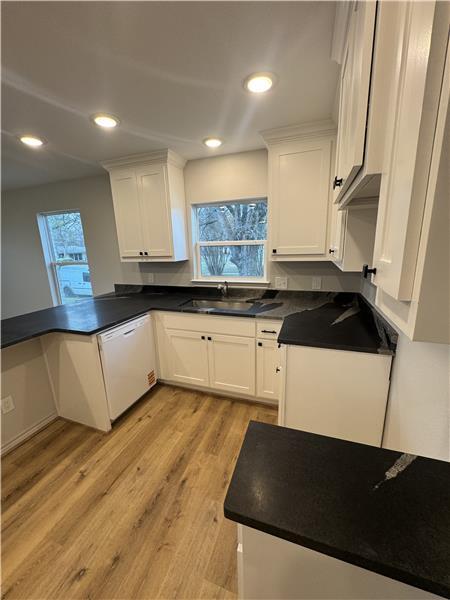 Building Photo - 207 Laurel Ln