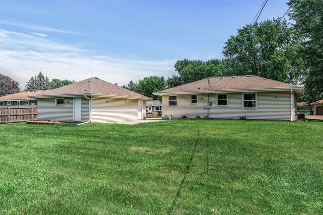 Building Photo - Freshly remodeled 4 Bed Rambler AV/Rosemou...