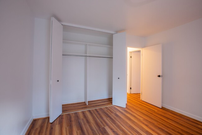 Building Photo - Beautiful 2 BR/1 BA Condo in Dupont Circle!