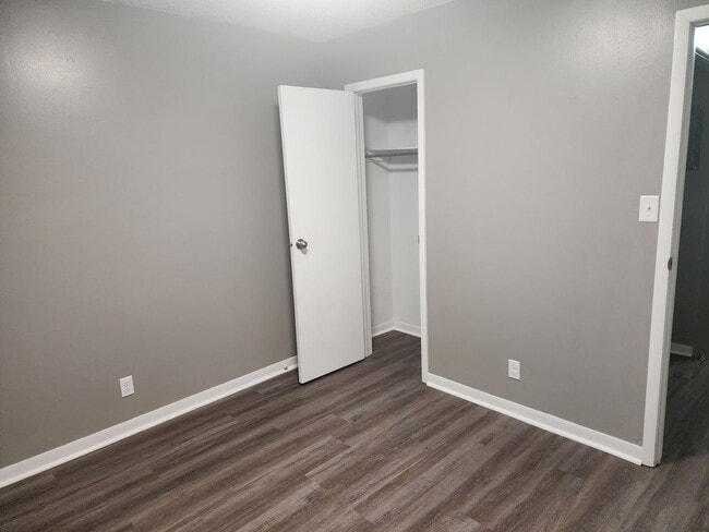 Building Photo - Newly updated 2 bedroom 1.5  bath