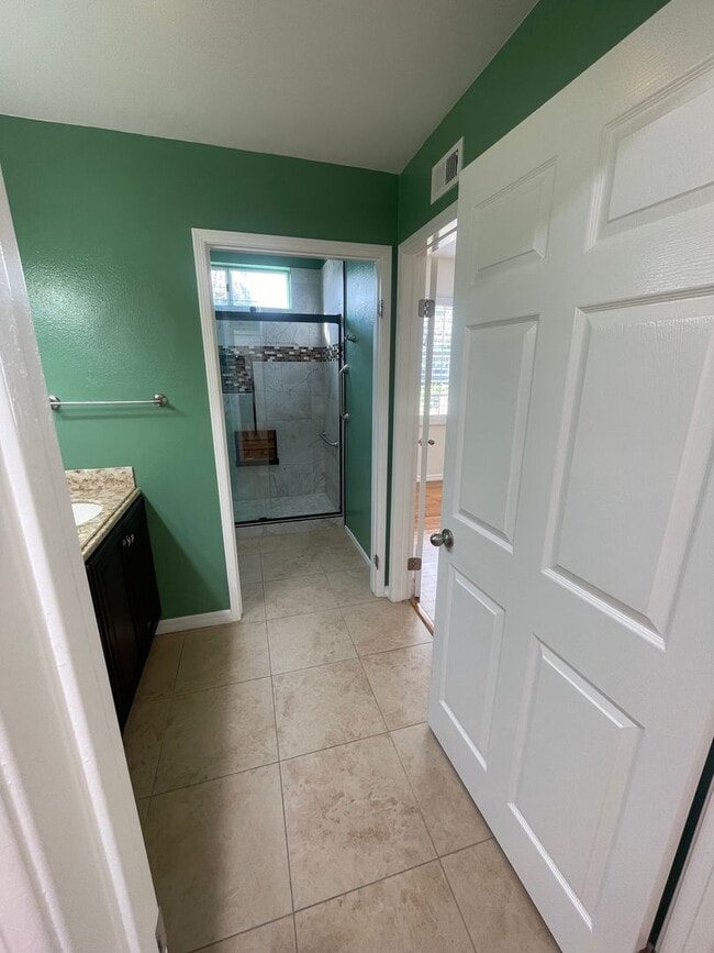 Building Photo - Very Spacious 1 Bed, 1 Bath Condo in Mission Viejo For Rent-In Unit Laundry and Attached Garage