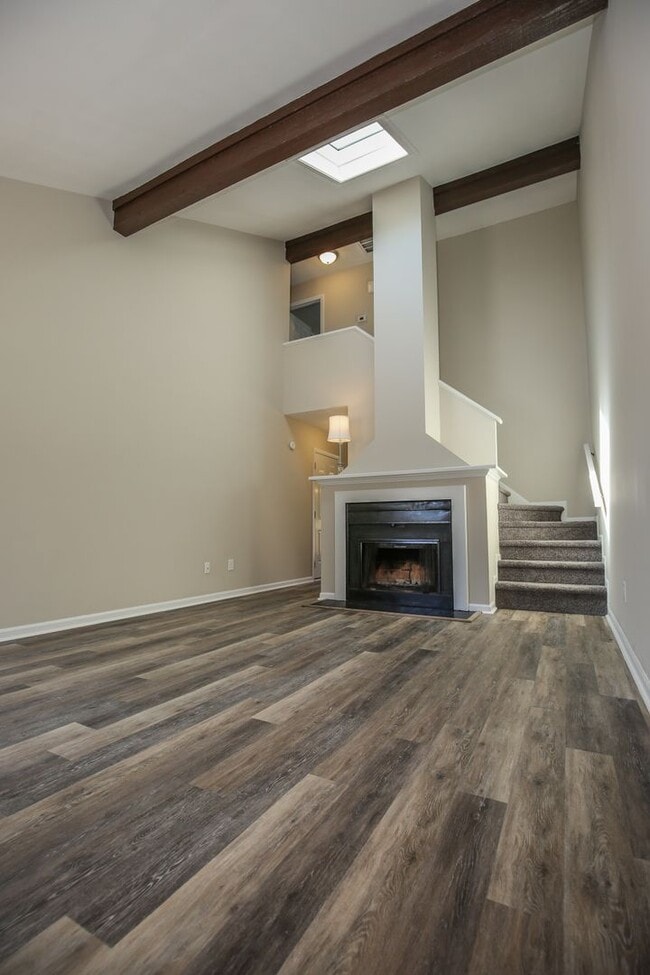 Building Photo - Updated Townhome w/GARAGE in BRANCHWOOD!