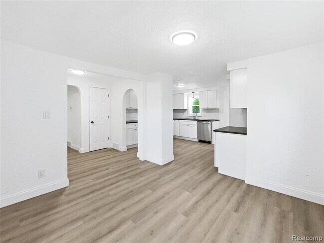 Building Photo - 2124 Bernice Ave