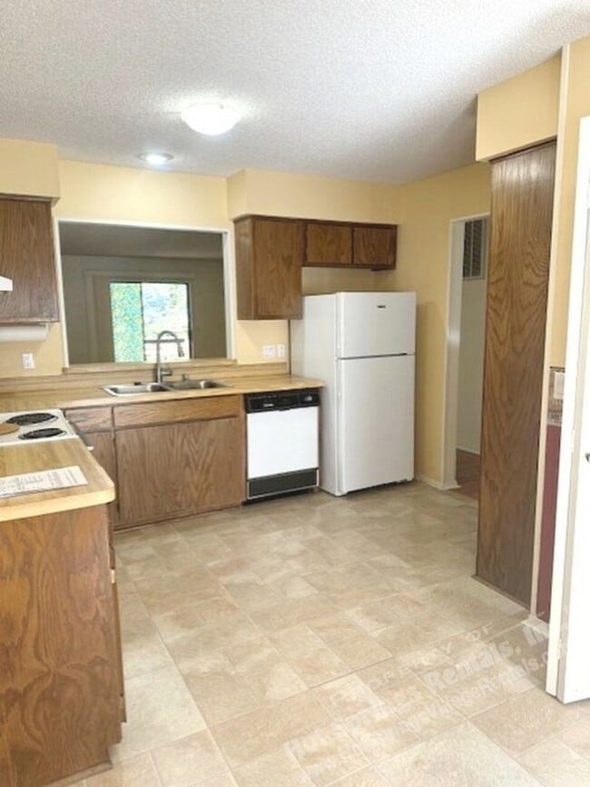 Building Photo - LaCoruna Courts | Townhome | Unfurnished