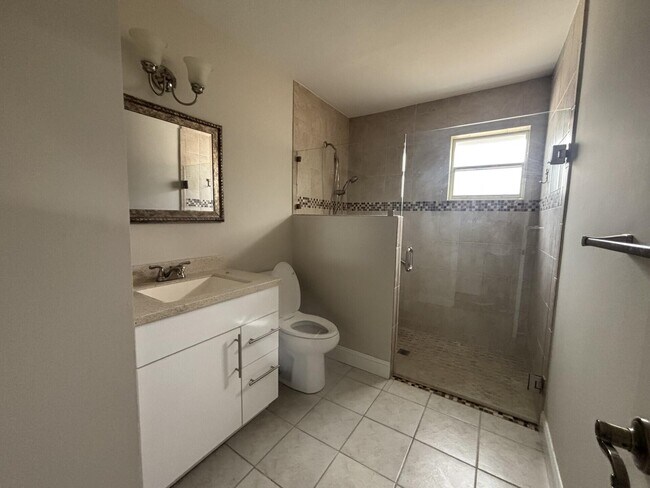 Building Photo - 1160 E 12th St