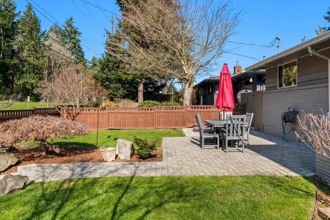 Building Photo - Elegant and Spacious Air-Conditioned Lincoln Park Rambler