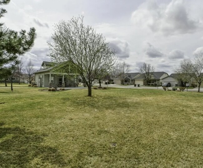 Building Photo - Exceptionally maintained Single level 3 bedroom home available soon!