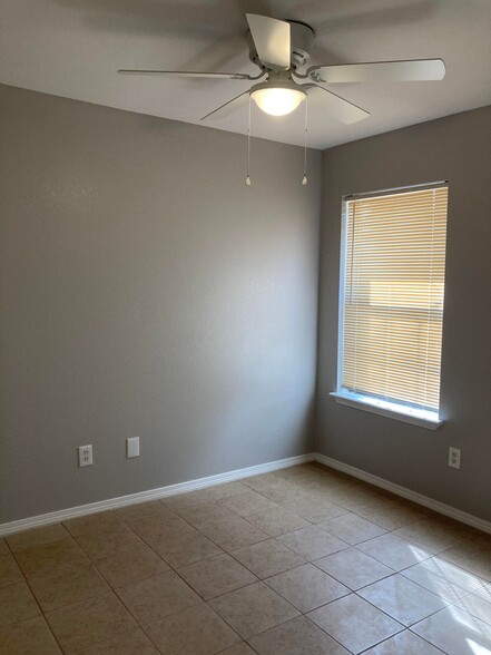 Building Photo - 521 Amigos Ln