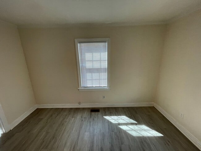 Building Photo - 2 Bedroom House - RENT SPECIAL