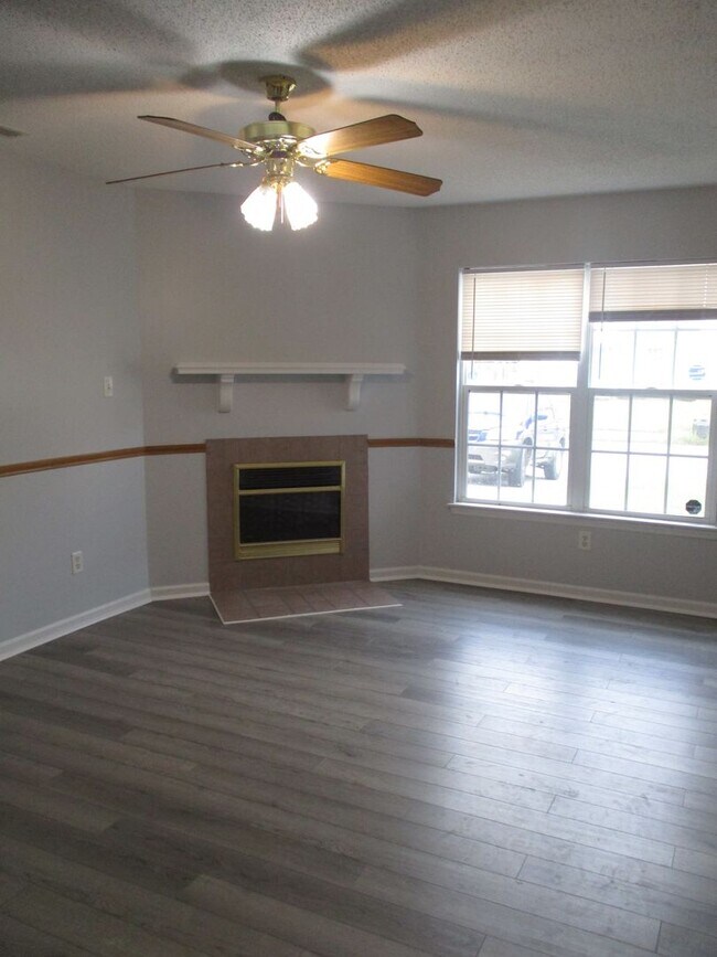Building Photo - Pleasant two bedroom one and a half bath town home. Close to schools, Camp Lejeune, area beaches,...