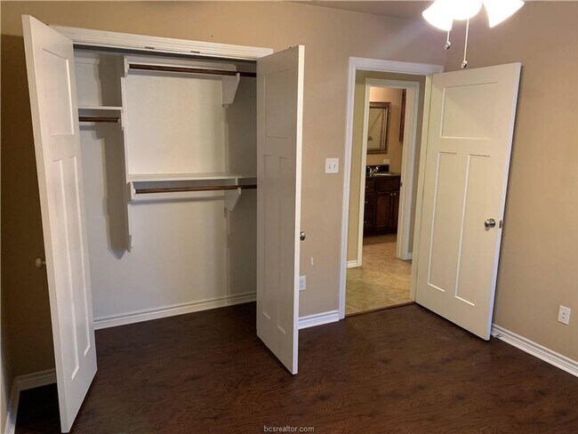 Building Photo - Beautifully 4 bedroom, 3 bathroom house wi...