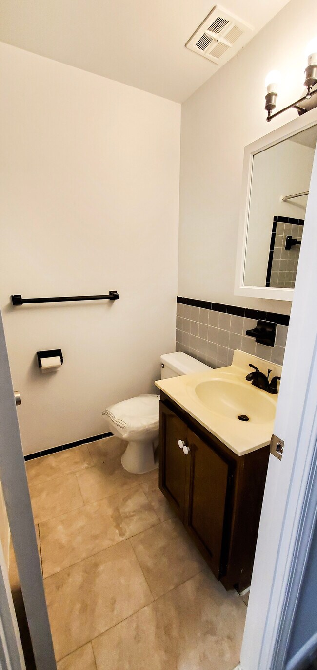 Building Photo - 7165 Cross St