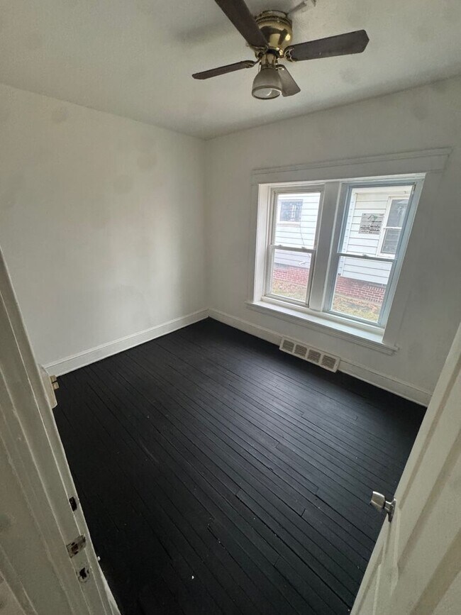 Building Photo - 692 E 128th St