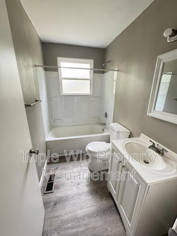 Building Photo - 1372 Farmview Ave