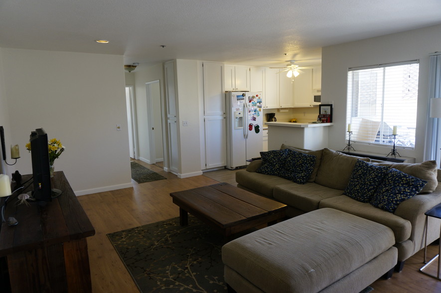 living room/kitchen - 3795 Georgia St