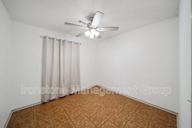 Building Photo - 13515 S Fern St