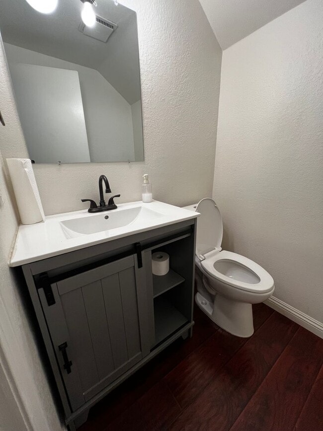 Building Photo - 2 Bedroom 3 Bath Condo for Rent in an Excellent Area of Fullerton