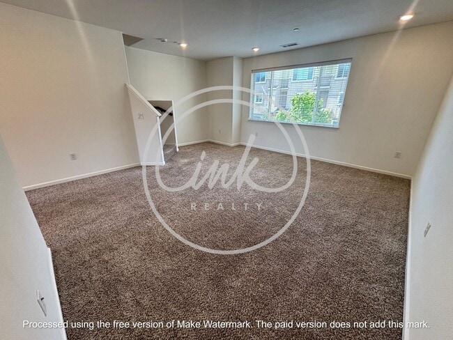 Building Photo - Beatiful Townhome off of Truckee River