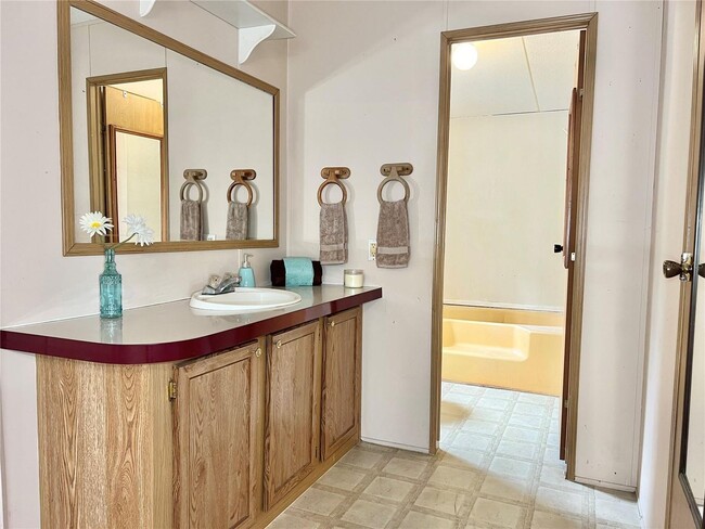 Building Photo - Spacious 3bed/2bath home in Bay Hills vill...