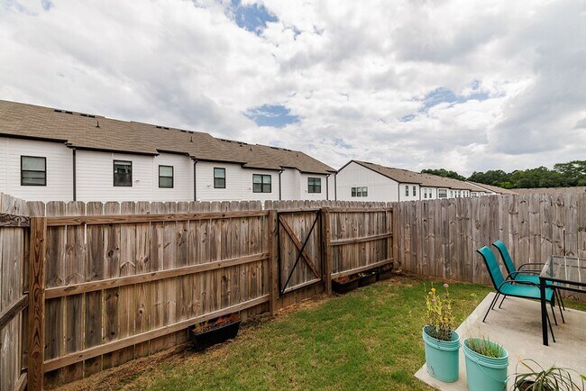 Building Photo - Townhome Available Now in the Towns of Aub...
