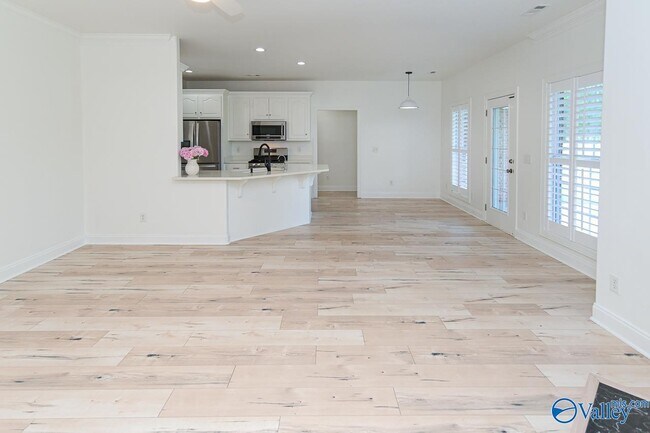 Building Photo - 2200 Little Cove Rd