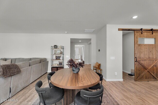 Building Photo - 9418 E Theia Dr