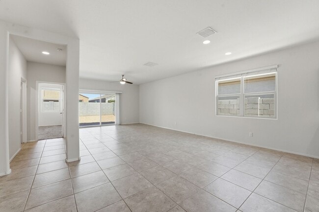 Building Photo - Stylish 3BR Home with Granite Counters + Community Parks & Splash Pads