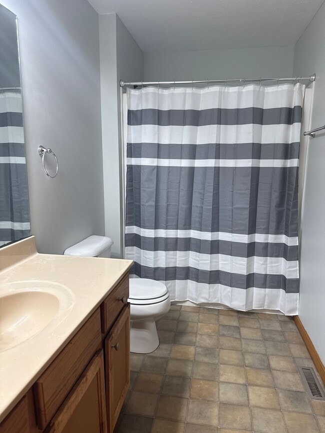 Building Photo - Newly renovated west side duplex with full basement!