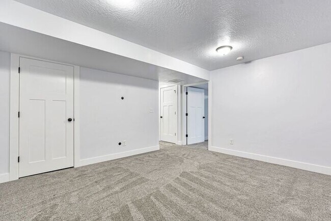 Building Photo - ROW END TOWNHOUSE W 2 CAR GARAGE + AMENITIES