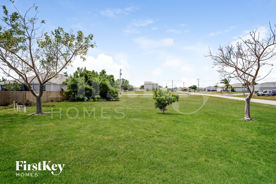 Building Photo - 2026 NW 10th Ave