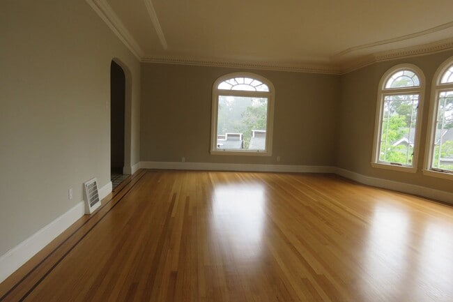 Building Photo - Elegant 4 bedroom House  with bonuses