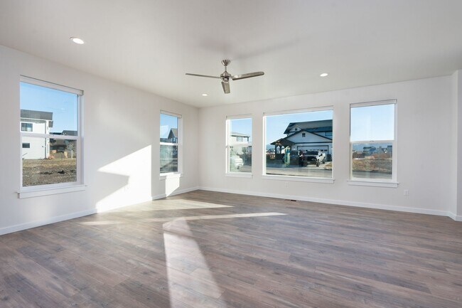 Building Photo - 5575 Westmorland Dr